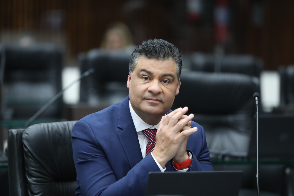 Rangel quer punição para quem danificar ou ocultar placas de obras públicas no Paraná